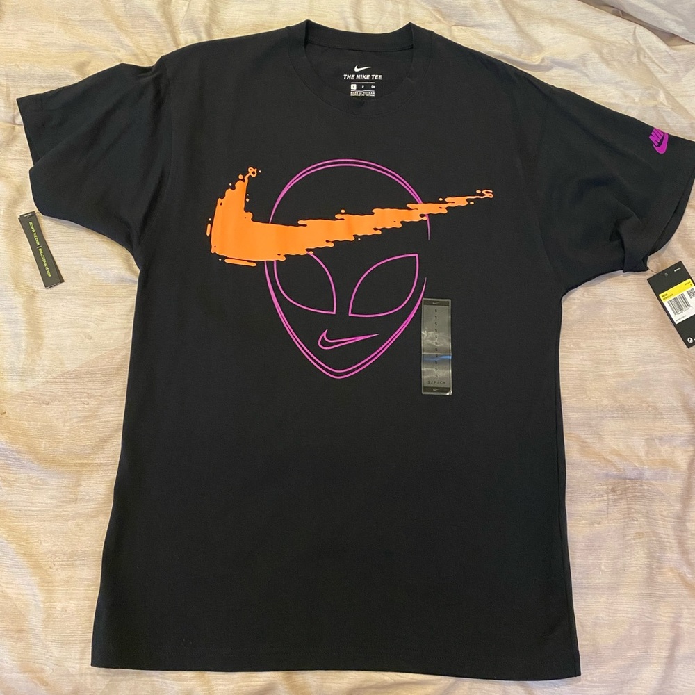 NEW NIKE TEE